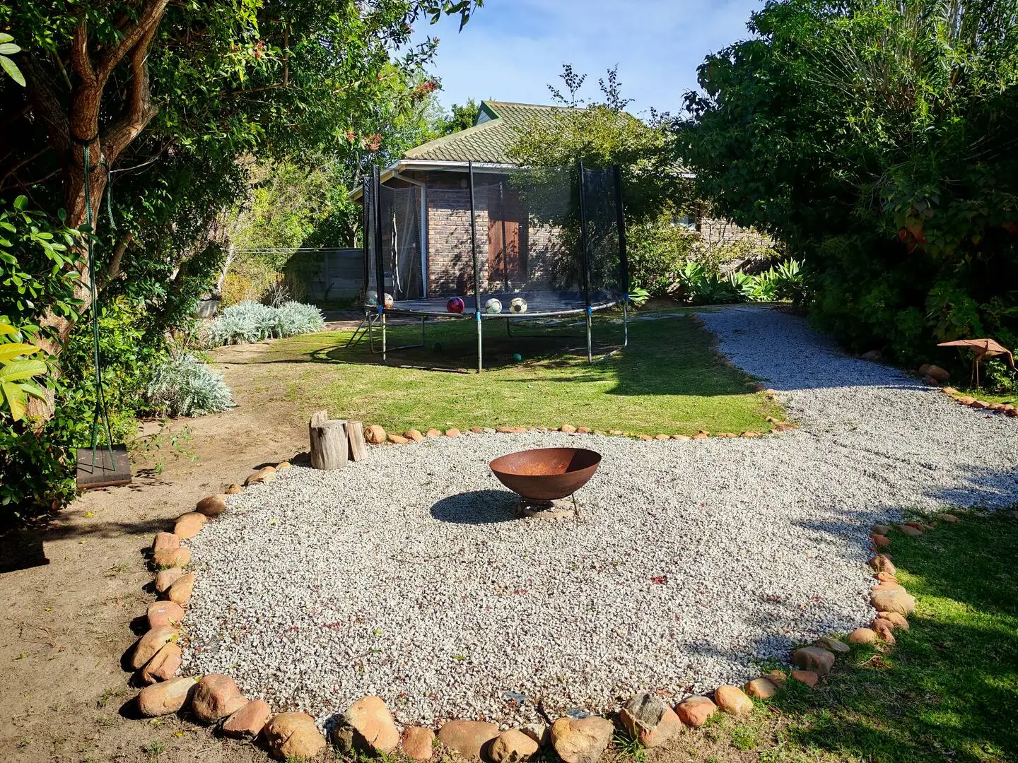 Cool by the Pool @ Robberg – Kitchen and Dining Area